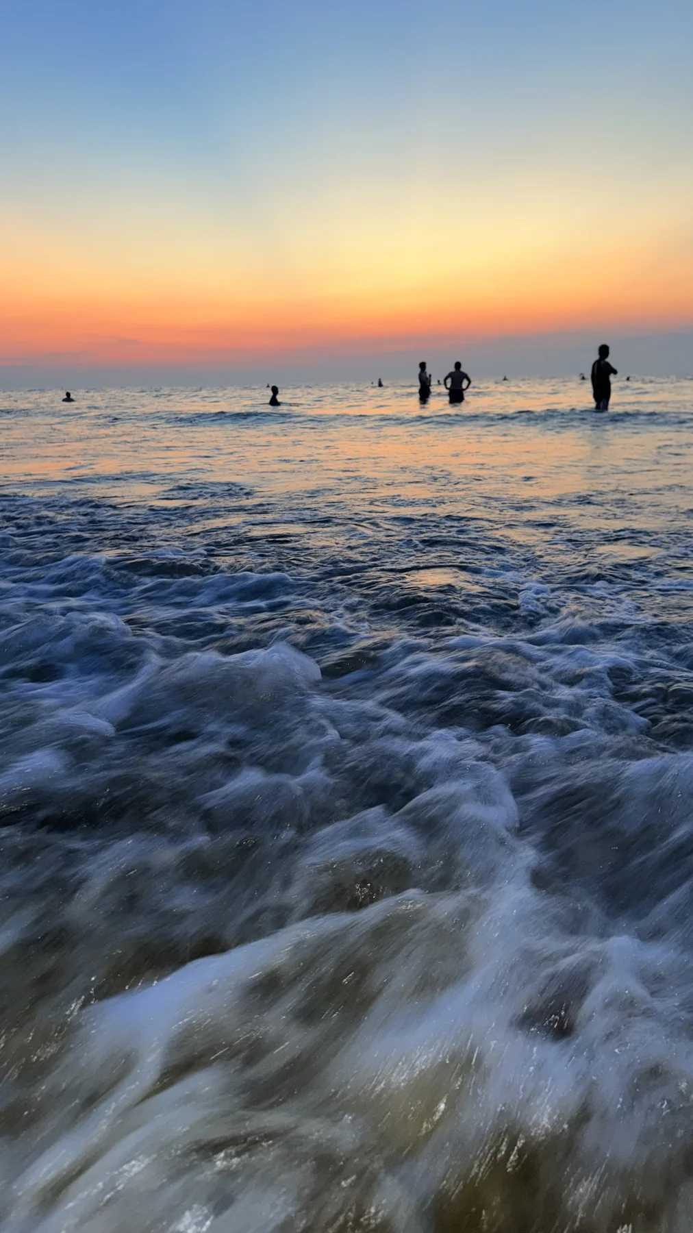 日落时涌向岸边的海浪